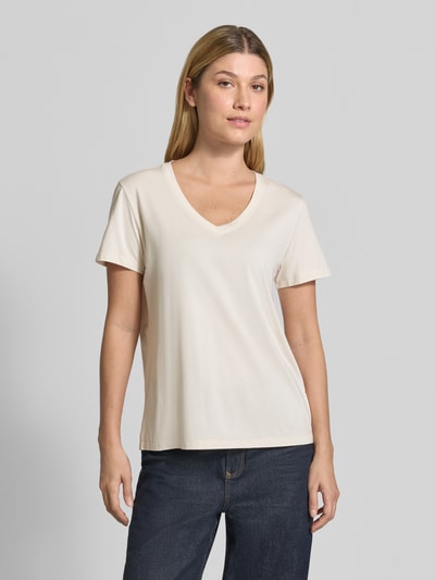 Vrouwenmodel draagt Regular Fit T-shirt met v-hals Model 'Dala' van MOS MOSH, modalmix, ruglengte bij maat S 58 cm, effen design, met korte mouwen, merkembleem, Ganzkörperansicht van voren.