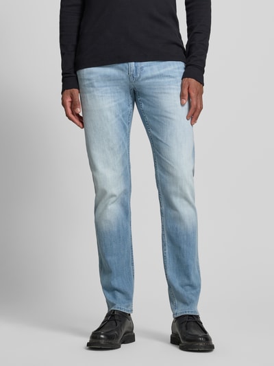 Mannenmodel draagt Regular Fit Jeans im Used-Look Modell 'Nightflight' van PME Legend in lichtblauw katoenmix met stretch, voorkant volledige lichaamsopname.