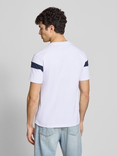 Männermodel trägt Herren T-Shirt aus Reine Baumwolle, Regular-Fit, Modell 'Caserio' von Ellesse mit Logo-Detail, Ganzkörperansicht Rückansicht.