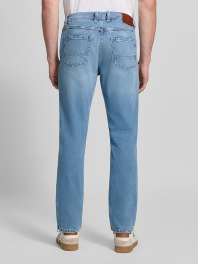 Männermodel trägt Straight Fit Jeans aus Baumwoll-Mix von bugatti in hellem Blau, 5-Pocket-Design, Ganzkörperansicht Rückansicht. Bundweite 43 cm, Innenbeinlänge 80 cm.