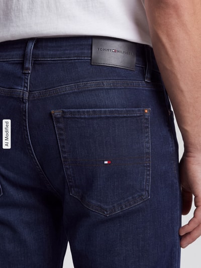 Männermodel trägt Straight Fit Jeans aus Baumwoll-Mix Modell 'DENTON SLIM' von Tommy Hilfiger, blaue Denim-Struktur, Nahaufnahme Rückansicht, Herren Straight Fit Jeans von Tommy Hilfiger, KI-modifiziertes Bild.