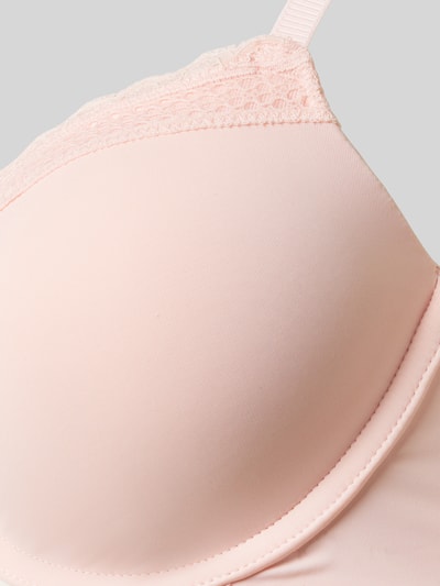Frauenmodel trägt BH mit Push Up Modell 'Unique' von HUGO, Optik: Unifarben, Cup-Detail: Vorgeformt, Gefüttert, Push-Up, Spitzenbesatz, Bügel, Materialverarbeitung: Feinripp, Detailaufnahme.
