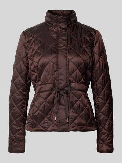 Produktfoto, Steppjacke mit Stehkragen und Bindegürtel von MICHAEL Michael Kors, braune Farbe, glänzende Textur, Rautensteppung, taillierter Schnitt, verdeckter Reißverschluss, Bindegürtel, modische Damen Steppjacke