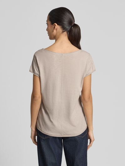 Vrouwenmodel draagt T-Shirt met V-Ausschnitt van Christian Berg Woman, zuiver katoen, regular fit, rolzoom, beige, ruglengte maat S 59 cm, volledige rugaanzicht