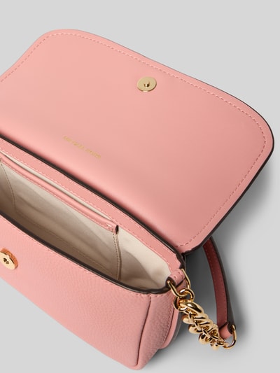 Produktfoto, Shoulder Bag aus echtem Leder Modell 'Nolita' von MICHAEL Michael Kors in Rosa mit Ketten-Trageriemen, Überschlag und Logo-Detail, fein strukturierte Oberfläche, Innenfach, Hauptfach, Breite 24 cm, Länge 9 cm, Tiefe 6 cm, Länge Schulterriemen 106 cm
