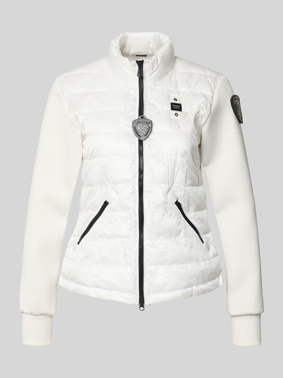 Produktfoto, Steppjacke mit Label-Patches Modell 'HASKEL' von Blauer Usa in Weiß mit Stehkragen, Zweiwege-Reißverschluss und seitlichen Reißverschlusstaschen, Gerader-Schnitt, strukturierte Oberfläche, Rückenlänge 57 cm, Schulterbreite 36 cm, Brustweite 49 cm, Ärmellänge 63 cm, Größe S.