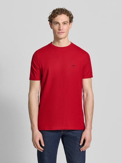 Männermodel trägt Regular Fit T-Shirt mit Logo-Stitching von Fynch-Hatton in Rot, Reine Baumwolle, Rundhalsausschnitt, Ganzkörperansicht von vorne. Rückenlänge bei Größe M: 68 cm.