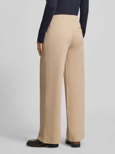 Frauenmodel trägt Hose mit weitem Bein Modell 'KATE' von ICHI, unifarben, elastischer Bund, Gesäßtasche, Ganzkörperansicht Rückansicht.