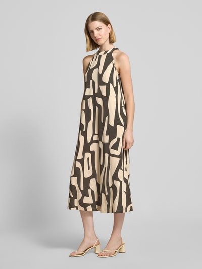 Frauenmodel trägt Midikleid im Allover-Look Modell 'Wina dune' von OPUS, beige-braunes Muster, A-Linie, Ganzkörperansicht von vorne, Viskose-Elasthan-Mix, Neckholder, rückseitiger Knopfverschluss.
