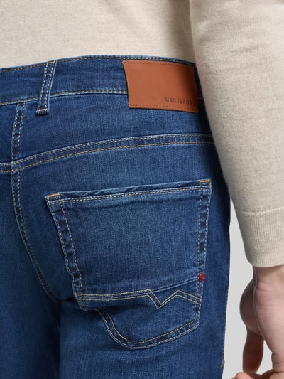 Männermodel trägt Jeans mit Eingrifftaschen Modell 'ARNE PIPE' von MAC, Baumwoll-Mix, blaue Denim-Textur, Detailaufnahme Rückansicht.