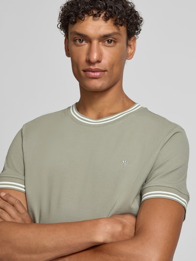 Männermodel trägt T-Shirt mit Kontraststreifen Modell 'Jose' von JOOP! Collection aus Baumwoll-Elasthan-Mix, Regular-Fit, Nahaufnahme Oberkörper.