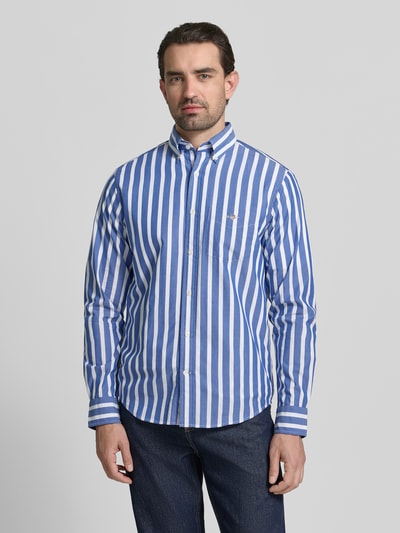 Mannenmodel draagt Slim Fit Freizeithemd mit Brusttasche van Gant, blauw-wit gestreept, katoen, borstzak, vooraanzicht bovenlichaam.