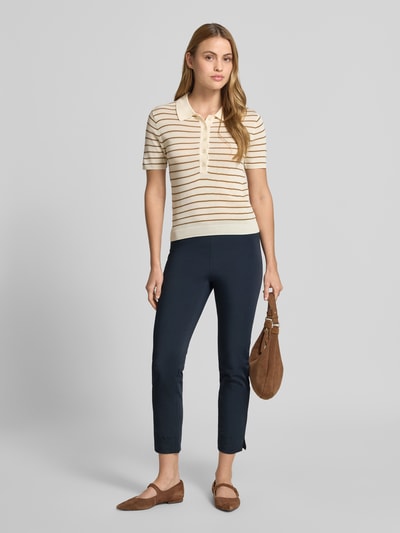 Vrouwenmodel draagt Stoffhose met elastische tailleband model 'SABRINA' van SEDUCTIVE in slim fit, katoenmix, donkerblauw, volledige lichaamsvoorzijde