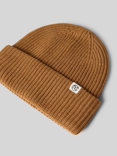 Produktfoto, braune Strick-Optik mit breitem Umschlag und Label-Patch, Mütze aus Viskose-Mix Modell 'GALINE RACHELLE ICON' von MSCH Copenhagen