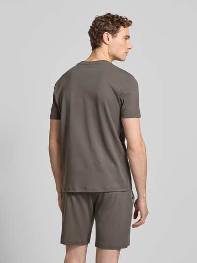 Männermodel trägt Regular Fit T-Shirt mit Rundhalsausschnitt von Christian Berg Men in Grau, Reine Baumwolle, Rückansicht Ganzkörperansicht.