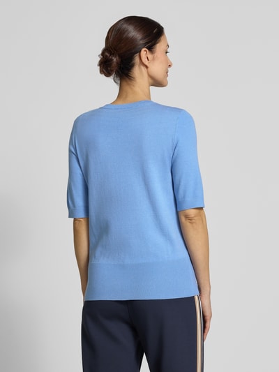Modelka nosi Strickshirt aus Viskose-Mix mit Rundhalsausschnitt od Betty Barclay w kolorze jasnoniebieskim, krój regular fit, 1/2-rękaw, długość tyłu 58 cm, długość rękawa 28 cm, widok całej sylwetki z tyłu.