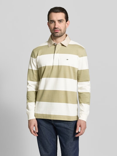 Männermodel trägt Regular Fit Poloshirt mit Streifenmuster und Label-Stitching von Fynch-Hatton aus Baumwolle, Ganzkörperansicht von vorne.