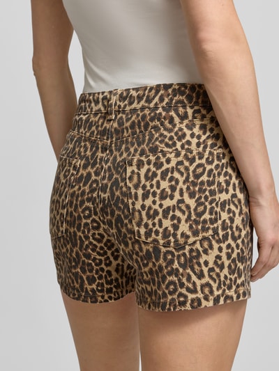 Kobiece modelka nosi szorty jeansowe z mieszanki bawełny, model 'TESS' od Damen, nadruk na całej powierzchni, krój regular fit, 5 kieszeni, szlufki na pasek, zapięcie na guzik i ukryty zamek błyskawiczny, imitacja denimu, widok z tyłu pełnej sylwetki.