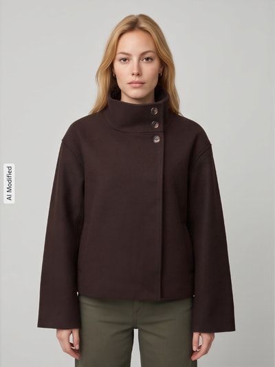 Frauenmodel trägt Regular Fit Blouson mit Stehkragen Modell 'GNES' von PIECES, dunkelbraun, glatte Textur, Ganzkörperansicht von vorne, Damen Bomberjacke / Blouson, KI-modifiziertes Bild.