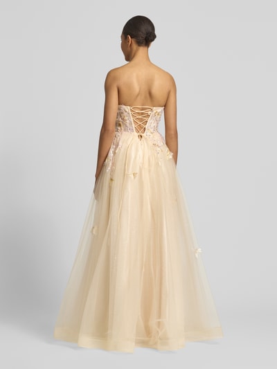 Frauenmodel trägt Abendkleid mit floralem Stitching von Unique, Glitzermesh, Tailliert, Pailettenbesatz, Schulterfrei, Rückenlänge 116 cm, Brustweite 33 cm, Ganzkörperansicht Rückansicht.