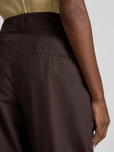 Vrouwenmodel draagt Barrel Fit broek uit katoenmix model 'ETIENNE JOGG' van Cambio, look: effen, detailopname zijkant rug.