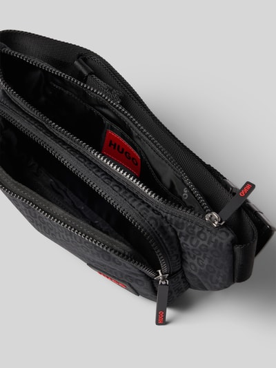 Produktfoto, Bauchtasche mit verstellbarem Schulterriemen Modell 'Ethon_JQ' von HUGO, schwarz mit Allover-Logo, glatte Struktur, Kontext Herren Rucksack von HUGO