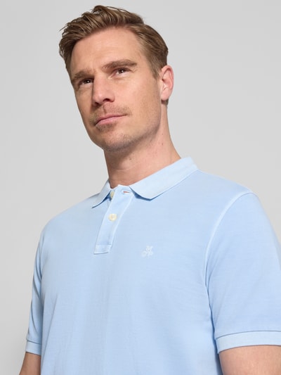 Männermodel trägt Regular Fit Poloshirt aus reiner Baumwolle von Marc O'Polo, Optik: Unifarben, Logo-Stitching, Piqué, Nahaufnahme Oberkörper.