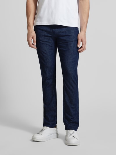 Męski model nosi Modern Fit Jeans mit Eingrifftaschen Modell 'Mitch' od JOOP! Jeans, ciemnoniebieski denim o gładkiej fakturze, krój modern fit, z bawełnianej mieszanki ze stretchem, z detalami label, szerokość w rozmiarze 32/32: 44 cm, długość nogawki wewnętrznej: 82 cm, całkowity widok z przodu.