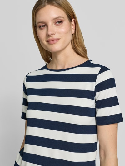 Vrouwenmodel draagt T-Shirt met Viskose-Anteil und Rundhalsausschnitt van More & More, recht model, mix van materialen, marineblauw-wit gestreept, close-up bovenlichaam.