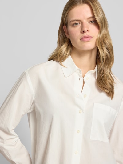 Frauenmodel trägt Regular Fit Hemdbluse aus reiner Baumwolle von Marc O'Polo Denim, Optik: Unifarben, Brusttasche, Nahaufnahme Oberkörper.