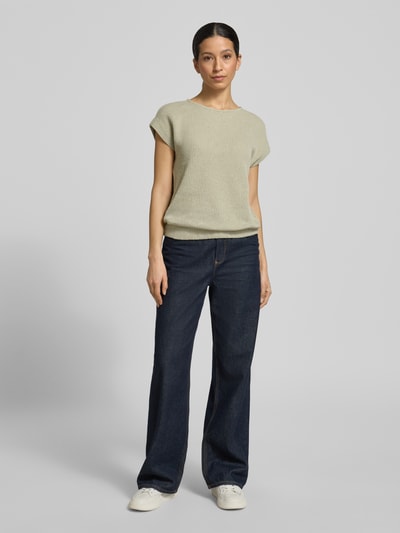 Frauenmodel trägt Relaxed Fit T-Shirt in Strick-Optik Modell 'Sofrano' von OPUS aus Baumwoll-Mix, hellbeige, elastischer Bund, Ganzkörperansicht von vorne.