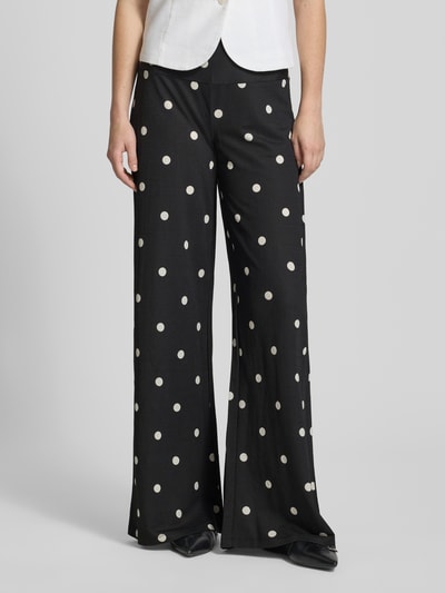 Vrouwenmodel draagt Wide Leg Pants uit viscosemix met zijritssluiting, polkadots, los model van Gina Tricot, voorkant, close-up onderlichaam.