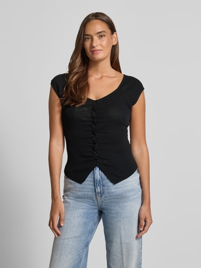 Frauenmodel trägt Strickshirt mit Knopfleiste und Raffungen von JAKE*S STUDIO WOMAN, Schwarz, V-Ausschnitt, figurbetont, Vorderansicht Oberkörper.