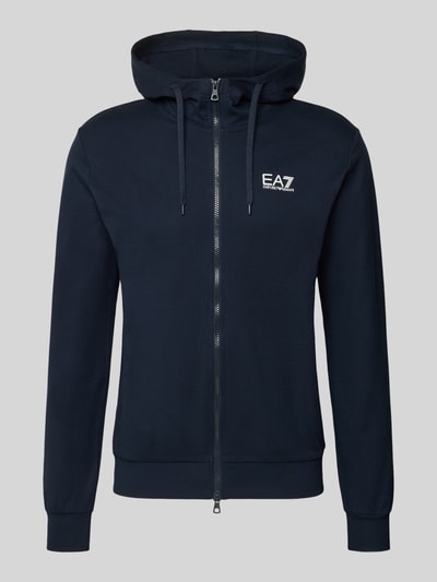 Produktfoto, dunkelblaue Slim Fit Sweatjacke mit Kapuze von EA7 Emporio Armani aus elastischem Baumwoll-Mix mit Logo-Print und Zweiwegereißverschluss
