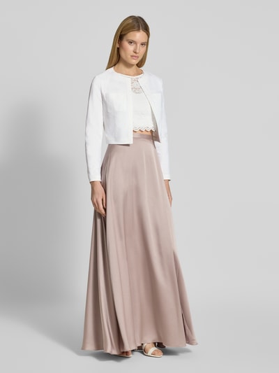 Kobiece modelka nosi Cropped Jacke mit Brusttaschen od SWING, mieszanka bawełny z dodatkiem streczu, otwarty krój, kieszenie na piersi, długość tyłu w rozmiarze 36: 44 cm, widok całej sylwetki z przodu.