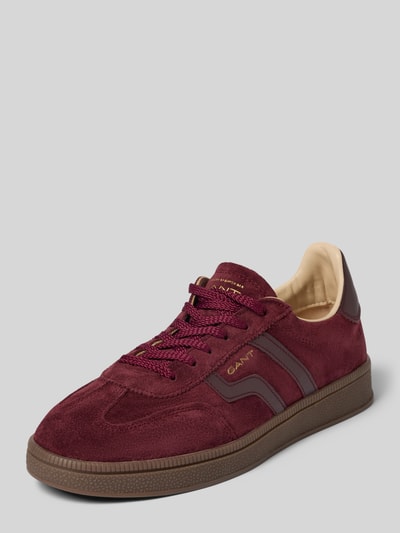 Produktfoto, Sneaker aus echtem Rindsleder Modell 'Cuzima' von GANT, weinrot mit Veloursleder-Struktur auf hellgrauem Hintergrund, Damen Sneaker von GANT