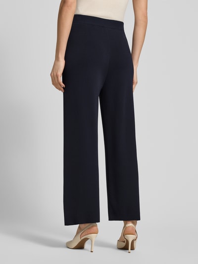 Frauenmodel trägt Jogpants aus Viskose-Mix mit elastischem Bund von Christian Berg Woman Selection, dunkelblau, Straight Fit, Ganzkörperansicht Rückansicht.