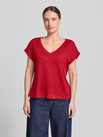 Frauenmodel trägt T-Shirt aus Viskose-Mix mit V-Ausschnitt von Zero, Damen T-Shirt, Regular-Fit, Kappärmel, rote Farbe, Rückenlänge 56 cm, Ganzkörperansicht von vorne.
