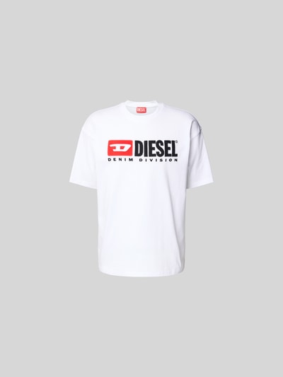 Produktfoto, weißes T-Shirt mit Label-Detail von Diesel, reine Baumwolle, Regular Fit, gerippter Rundhalsausschnitt, frontale Ansicht.
