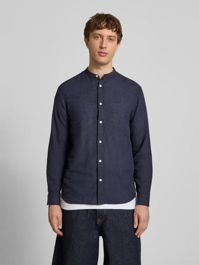 Männermodel trägt Slim Fit Freizeithemd aus Baumwoll-Leinen-Mix Modell 'CAIDEN' von Only & Sons, Optik: Unifarben, Ganzkörperansicht von vorne.