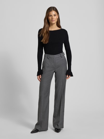 Vrouwenmodel draagt Strickpullover mit U-Boot-Ausschnitt van Zero, zwart, viscosemix, slim fit, lange mouwen, voorkant, volledige lichaamsweergave.