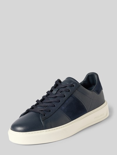 Produktfoto, dunkelblauer Sneaker aus echtem Leder Modell 'Classic Court' von Woolrich, abgerundete Form, kontrastierende Sohle, strukturierte Oberfläche, Label-Schriftzug am Besatz, Absatzhöhe 4 cm, Schafthöhe 8 cm, Schaftweite 9 cm