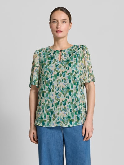 Modelka nosi Blusenshirt mit Schlüsselloch-Ausschnitt Modell 'EMMA' od Vila, krój regular fit, wzór allover, zielenie, niebieskości, przód, zdjęcie całej sylwetki.