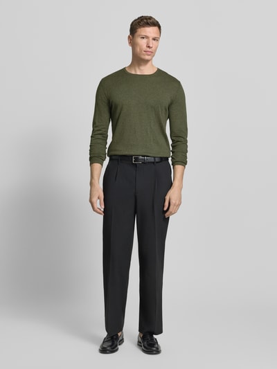 Männermodel trägt Strickpullover mit Rundhalsausschnitt von Christian Berg Men in Olivgrün, reine Baumwolle, Regular Fit, Ganzkörperansicht von vorne.