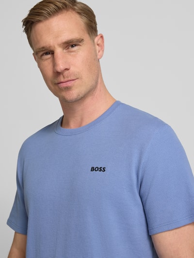 Męski model nosi Regular Fit T-Shirt aus Baumwoll-Mix od BOSS, niebieski, jednolity kolor, struktura waflowa, okrągły dekolt, krótki rękaw, bawełna z domieszką, zbliżenie na górną część ciała.
