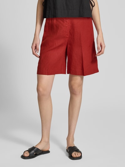 Kobiece model nosi Wide Fit Shorts aus reinem Leinen mit Tunnelzug von Marc O'Polo, efekt: jednolity kolor, krój wide fit, tunel, wpuszczane kieszenie, lamowana kieszeń, materiał: len; Ganzkörperansicht z przodu.