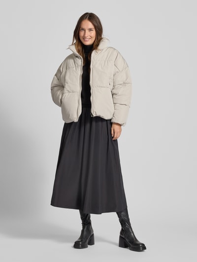 Jake*s Casual Jacke mit Stehkragen und Reißverschlusstaschen Stein 1