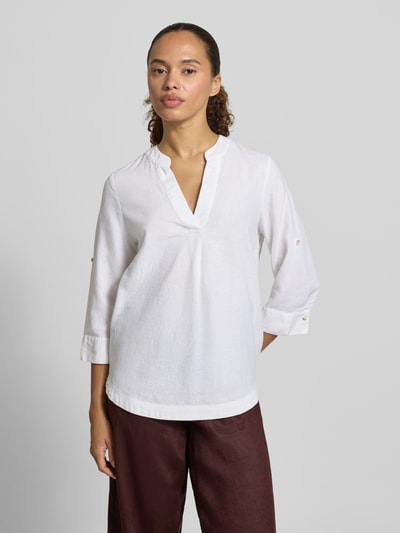 Frauenmodel trägt Relaxed Fit Tunika aus Leinen-Viskose-Mix von s.Oliver RED LABEL in Weiß, V-Ausschnitt, 3/4-Arm, Ganzkörperansicht von vorne.