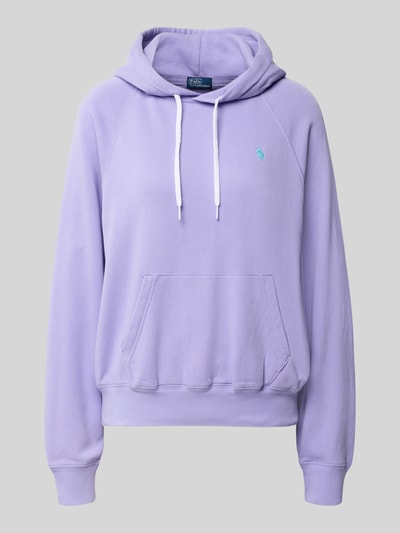 Produktfoto, Comfort Fit Hoodie aus Baumwoll-Mix von Polo Ralph Lauren in Flieder mit Kängurutasche und weißen Kordeln vor grauem Hintergrund