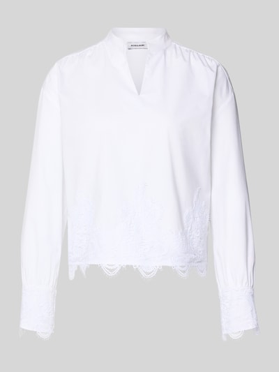 Produktfoto, weiße Regular Fit Bluse mit Spitzenbesatz von More & More, elastischer Baumwoll-Mix, Tunika-Kragen, langärmelig